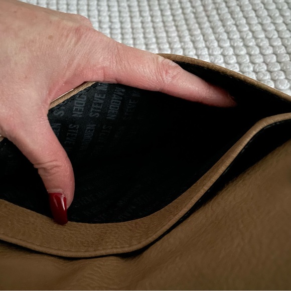 Steve Madden Wristlet in Camel Colour, 2 Envelop Pouch.. Detachable Strap.. - Picture 5 of 6